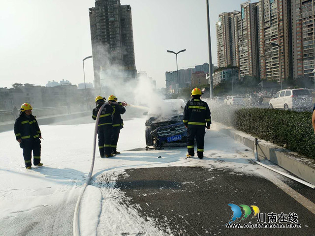 泸州沱二桥上一辆车燃烧　消防员2分钟内控制住火情