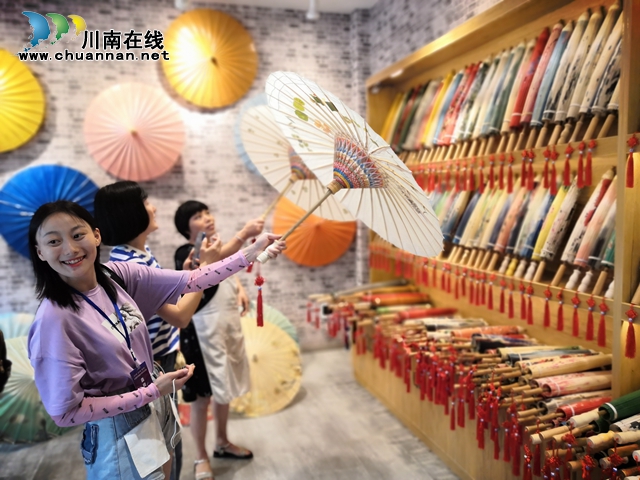 自己亲手包黄粑、做油纸伞、调制国窖1573，爽不爽？