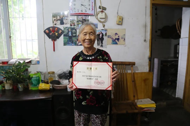 泸州七旬奶奶捐资助学40多年，她的衣服都缝缝补补……