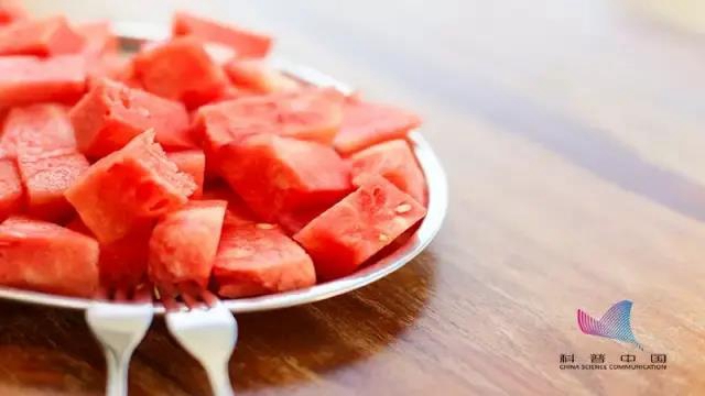 【分享】水果店为什么喜欢把西瓜切一半卖？背后“猫腻”可不小……