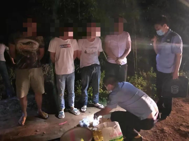 这四人晚上偷偷干这事，被合江公安当场抓获……