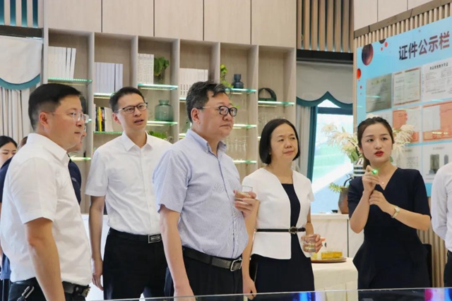 省商务厅领导调研泸州中实时代广场消费新场景打造