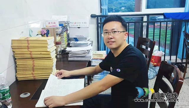 纳溪区护国中学教师张元：6年聆听网课2000节！