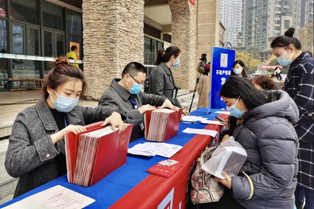 泸州：把房产证“送”进小区，让群众心里踏实了