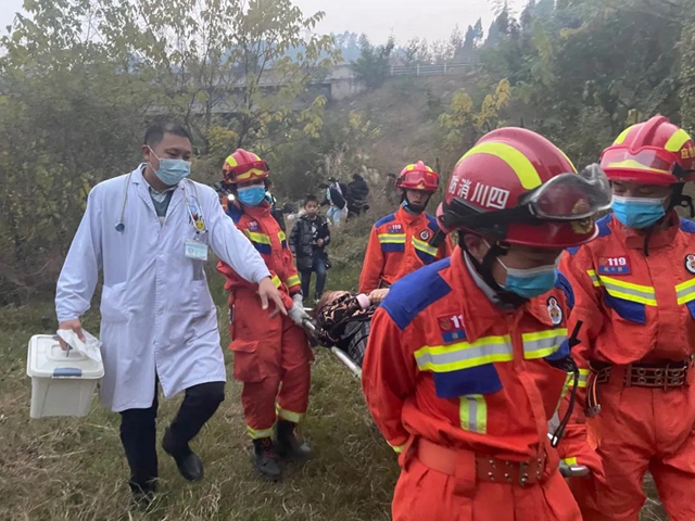 惊险！泸州一七旬老太山上采中草药不慎失足，坠下十余米山崖