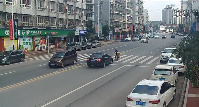 泸州：斑马线上的车祸，都是高跟鞋的错！