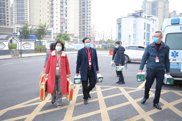 迎元旦 鼓干劲|合江县中医医院领导班子看望慰问一线职工！(图1)