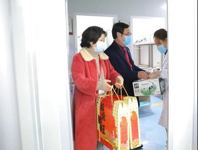 迎元旦 鼓干劲|合江县中医医院领导班子看望慰问一线职工！(图9)