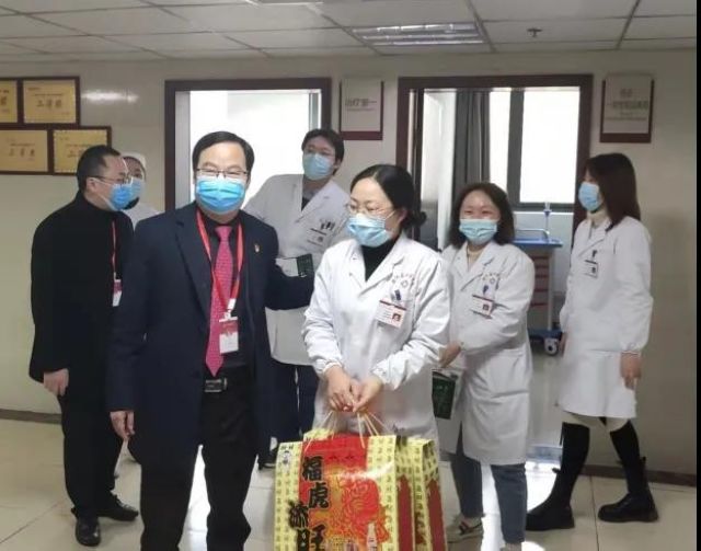 迎元旦 鼓干劲|合江县中医医院领导班子看望慰问一线职工！(图19)