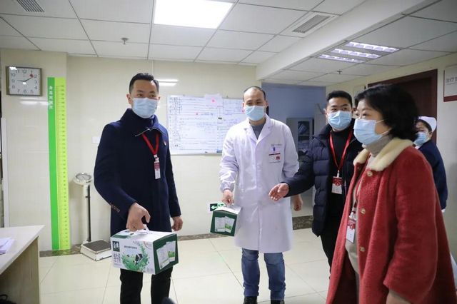 迎元旦 鼓干劲|合江县中医医院领导班子看望慰问一线职工！(图15)
