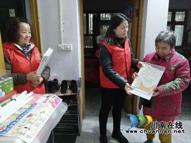 龙马潭区小市街道杜家街社区开展“庆元旦送年历”志愿服务活动(图1)