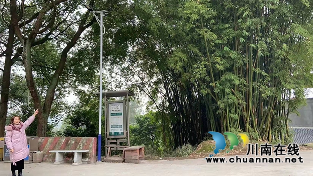 江阳区黄舣镇：爱心人士捐路灯，照亮乡村公交站(图1)