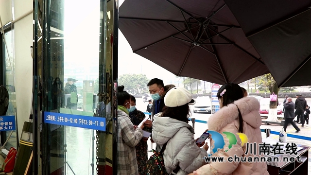 合江：新年上班第一天，窗口为民服务忙(图1)