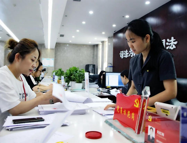 江阳法院刘红梅被授予“全省法院诉讼服务中心实质化建设先进个人”称号(图8) 江阳法院刘红梅被授予“全省法院诉讼服务中心实质化建设先进个人”称号(图8)