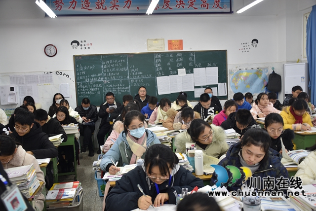 纳溪区教体局局长许其林调研护国中学(图2)