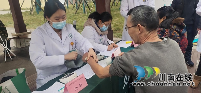 龙马潭区鱼塘街道：健康义诊进小区，服务你我零距离(图3)