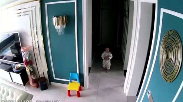 看哭了!内江两岁“警宝”独自视频求助出差外地父亲:“外婆不在了!”(图1) 微信图片_20220108182402.jpg