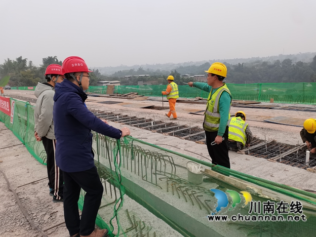 泸县云龙镇对泸永高速英雄村段施工现场开展安全检查(图3)