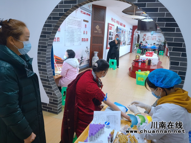 龙马潭区红星街道龙桥子社区：免费体检进社区，便民服务暖人心(图1)
