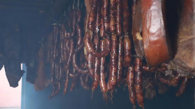 年味浓，腊肉俏！古蔺丫杈猪腊肉熏制忙……
