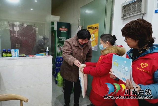 龙马潭区红星街道龙南社区开展“你好∙邻居-一勺米”公益挑战赛活动(图2) 龙马潭区红星街道龙南社区开展“你好∙邻居-一勺米”公益挑战赛活动(图2)
