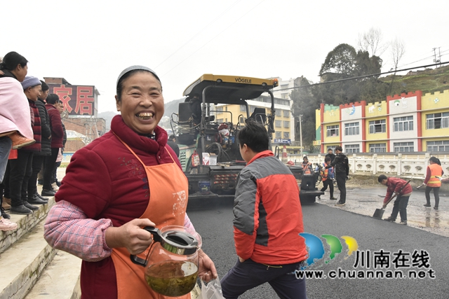 升级在即，古蔺县丹桂镇“白加黑”沥青路铺筑进行中......(图3)