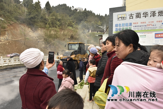 升级在即，古蔺县丹桂镇“白加黑”沥青路铺筑进行中......(图4)