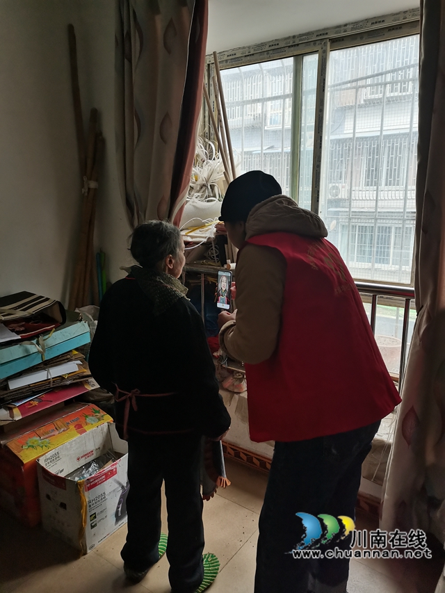 龙马潭区红星街道大驿坝：探望特困老人，温暖传递人心(图2)