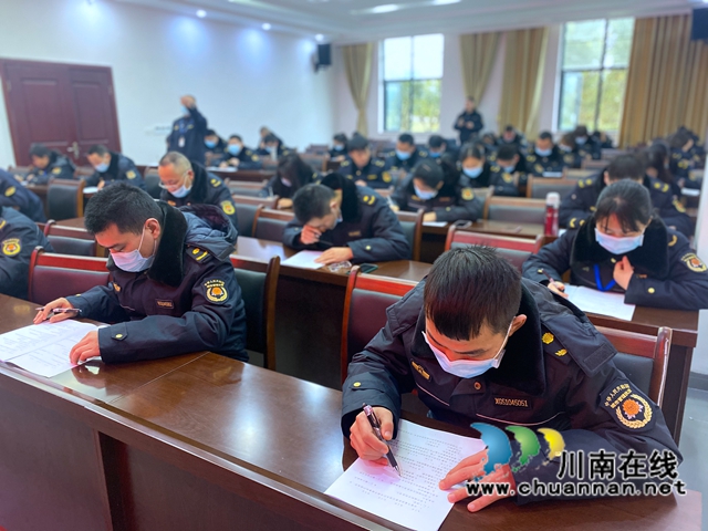 泸县综合行政执法局举行2021年年终业务考试(图2)