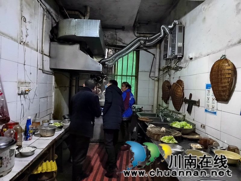 龙马潭区小市街道下大街社区开展燃气安全隐患排查