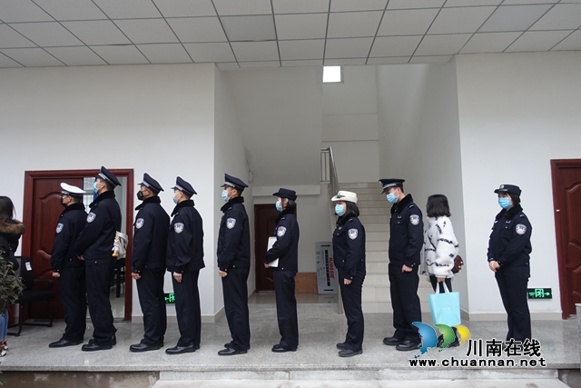 泸州：高铁站迎春运首考，蓝盾+警盾志愿者到岗(图9)