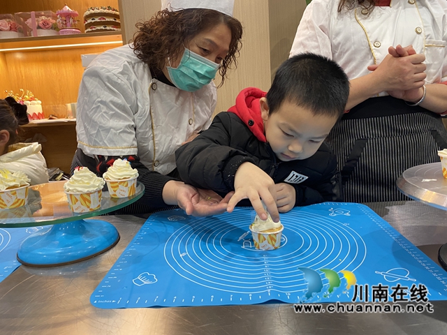 龙马潭区红星街道天立社区开展民心守护—亲子烘焙活动