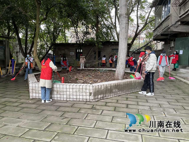 龙马潭区小市街道杜家街社区阳光苑团支部开展“青春志愿·爱在社区”志愿服务活动