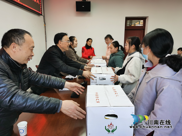 叙永县关工委组织开展爱助事实孤儿春节年货礼包发放活动