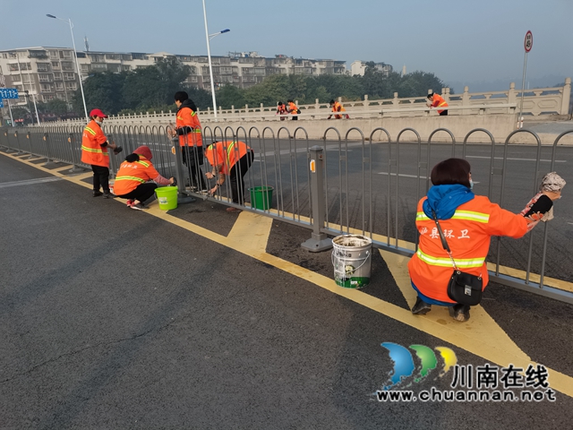 泸县：环卫工人劳作忙，扮靓大街迎新春(图2)