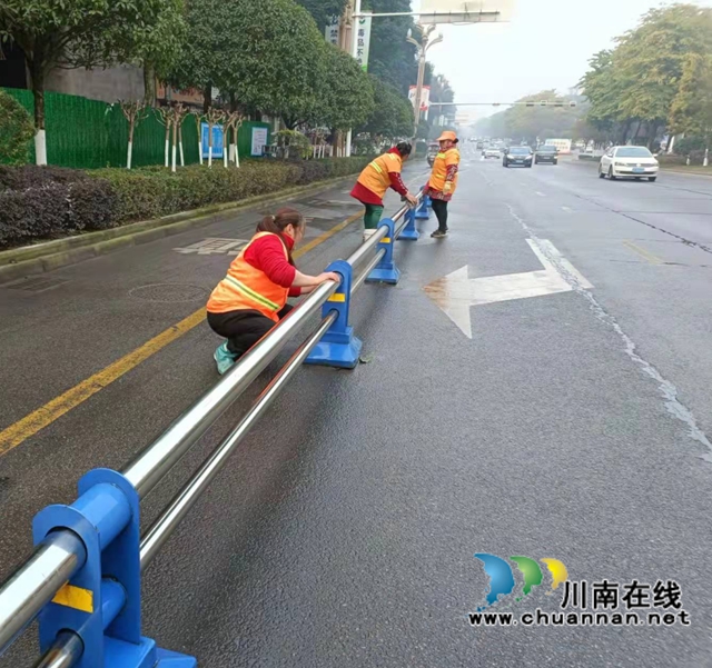 泸县：环卫工人劳作忙，扮靓大街迎新春