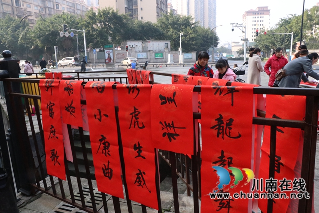 龙马潭区鱼塘街道：春联免费送，福气送入门