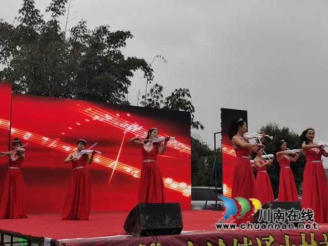 村晚小舞台唱响欢庆曲！泸县玄滩镇通山村首届春节联欢晚会精彩上演(图5)