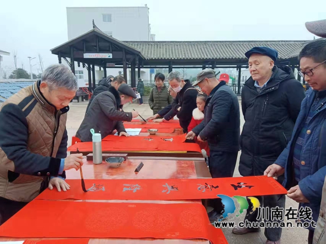 泸县立石镇：笔墨飘香添年味，共迎新春送春联