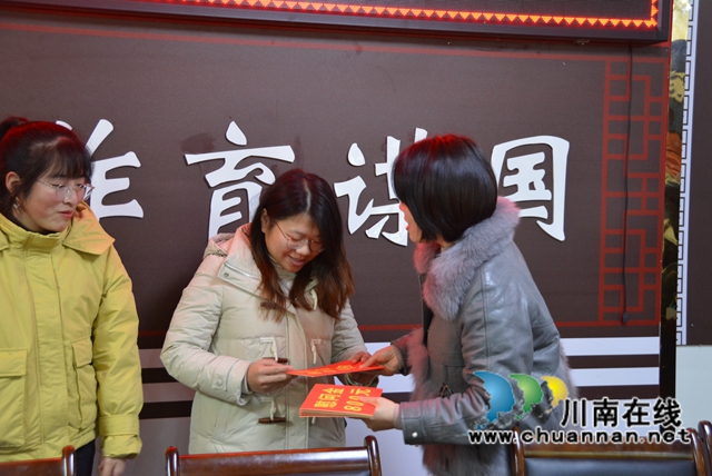 泸县教体局副局长李琼到泸县一中开展春节慰问活动(图3)