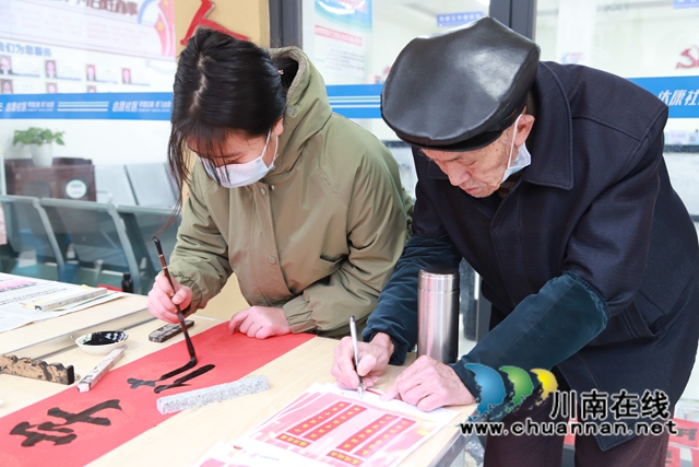 墨香添年味！泸县云龙镇开展“迎新年·送对联”活动