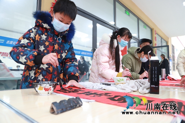 墨香添年味！泸县云龙镇开展“迎新年·送对联”活动(图2)