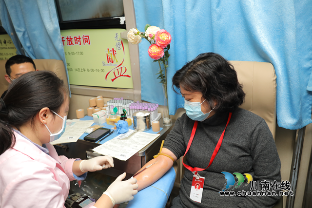 春节前夕，合江县中医医院职工撸起袖子献血，为生命加油！