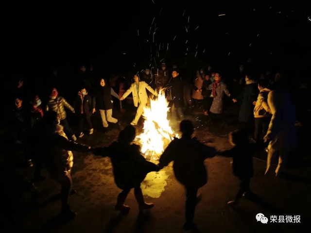 围观!荣县这里的“乡村灯会”好热闹(图4) 围观!荣县这里的“乡村灯会”好热闹(图4)