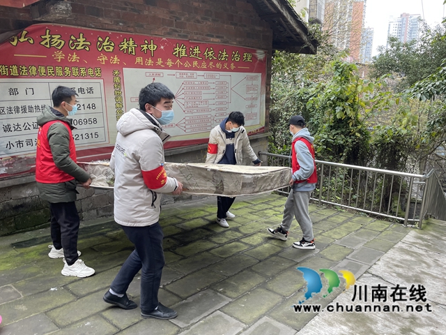 龙马潭区小市街道杜家街社区开展环境卫生整治行动