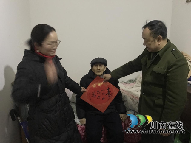 龙马潭区小市街道合道街社区：迎新春送春联，为100岁老人送祝福！