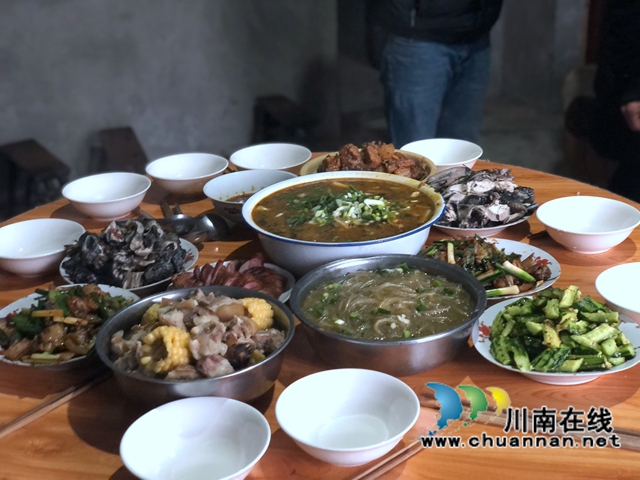 合江先滩镇：贴春联，吃年饭，今年陈奶奶家的年夜饭很是温暖！