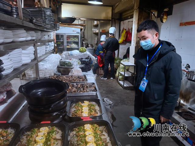 龙马潭区小市街道开展节前食品安全检查(图2)