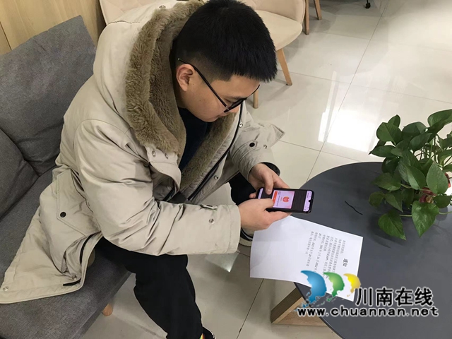 龙马潭区小市街道上大街社区：宣传农民工服务平台领取流量包活动暖人心