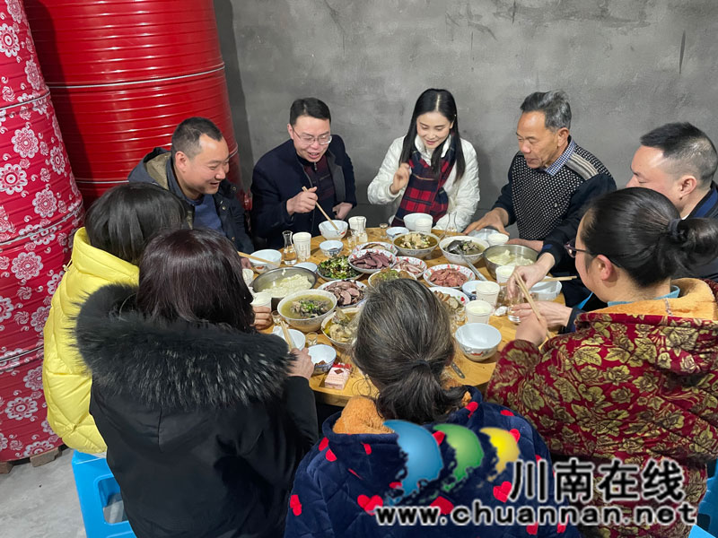 泸县：虎虎生威福气到 干群一起过大年
